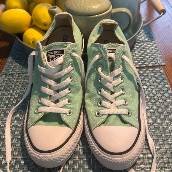 Converse Chuck Taylor All Star Womens 8  Men’s 6 Low Top Lace Up Sneaker - Picture 1 of 6